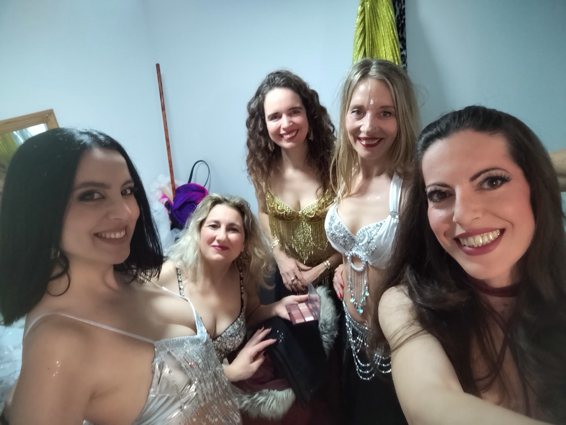 Bailarinas sonriendo entre bastidores antes de salir a escena