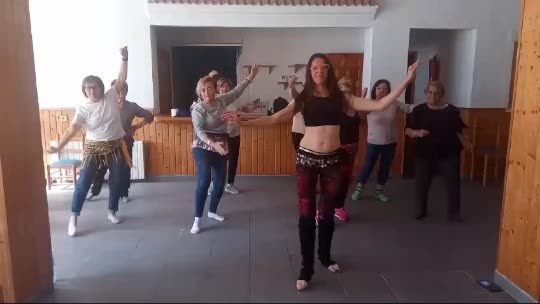 Clase de danza oriental con mujeres de distintas edades
