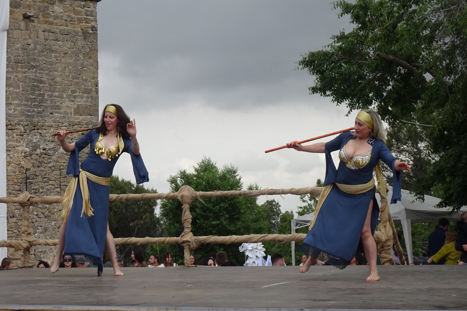Dúo bailando con bastón (assaya)
