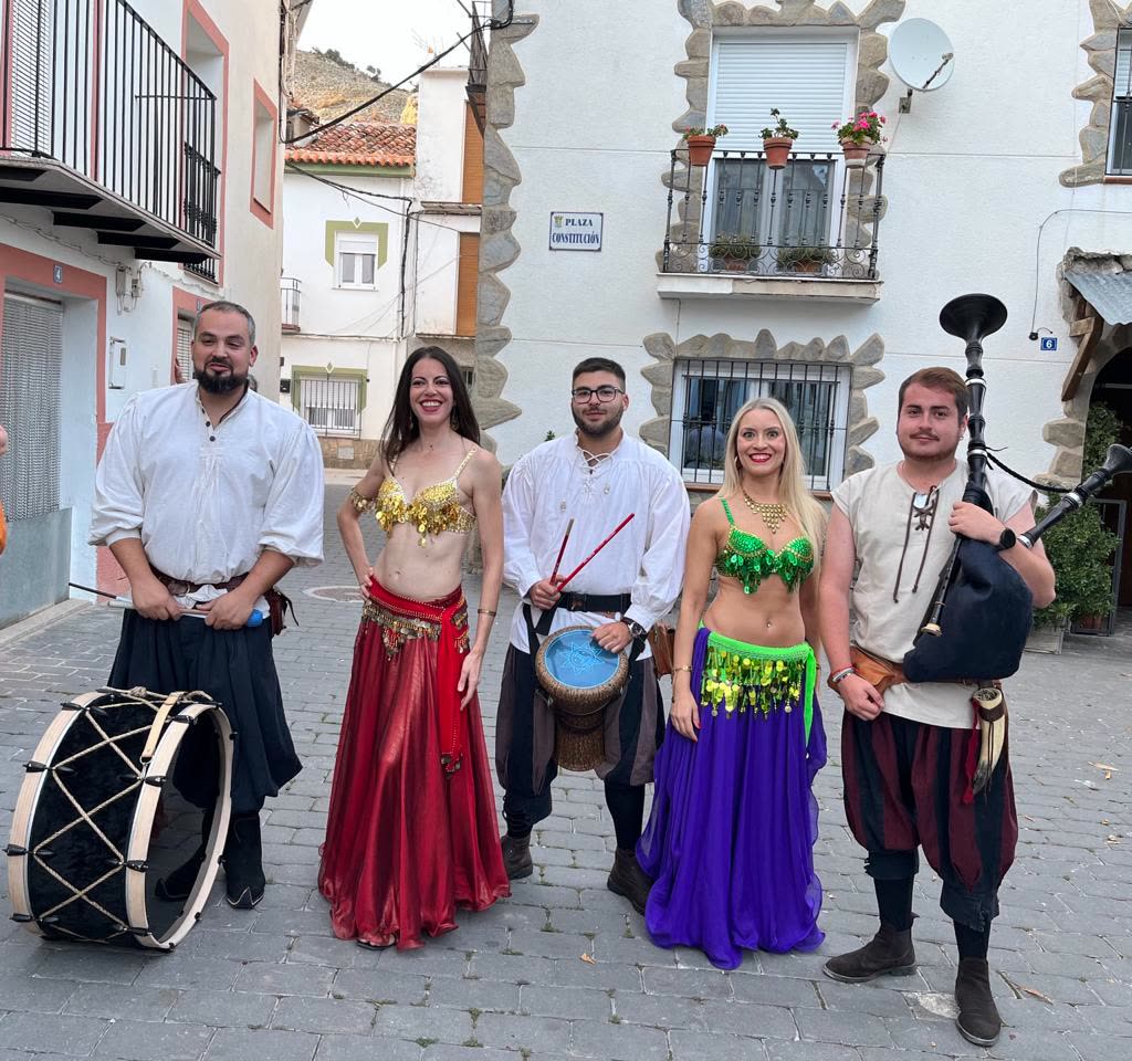 Grupo posando con músicos y tambores en una plaza