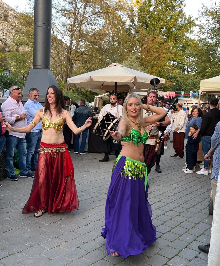 Dúo bailando en un mercado medieval