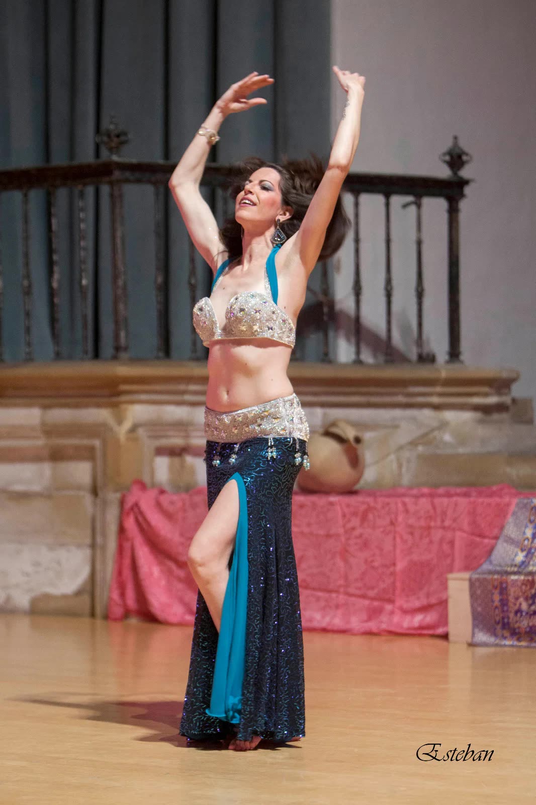 Bailarina solista en un escenario de teatro